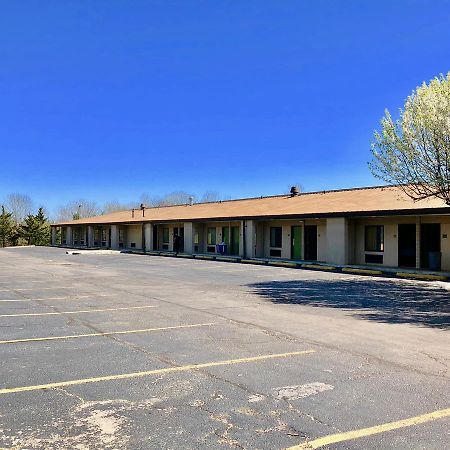 Super 8 By Wyndham-Tupelo Airport Motel Bagian luar foto