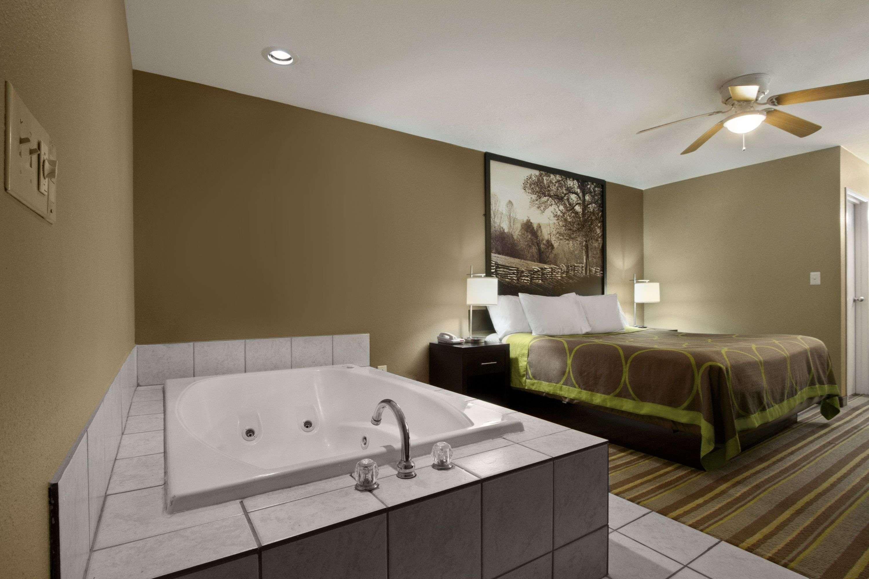 Super 8 By Wyndham-Tupelo Airport Motel Bagian luar foto