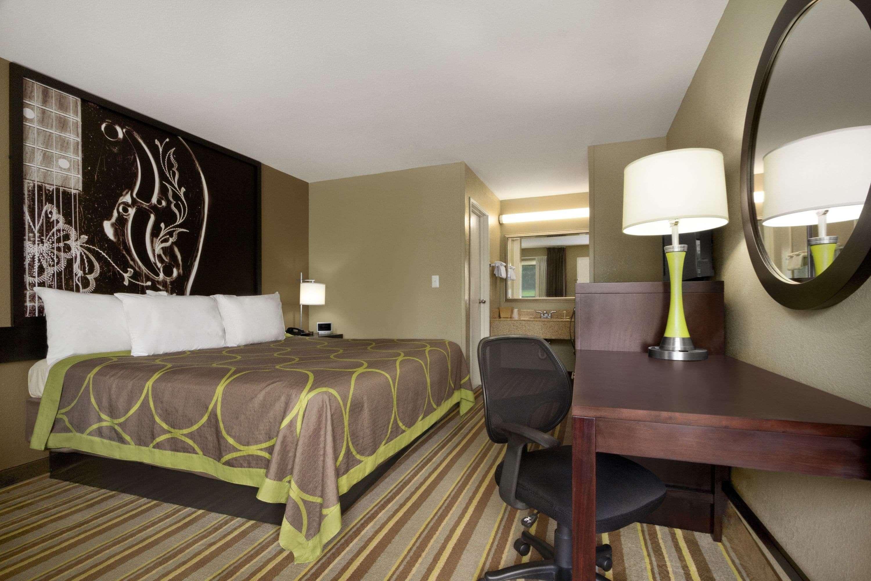 Super 8 By Wyndham-Tupelo Airport Motel Bagian luar foto