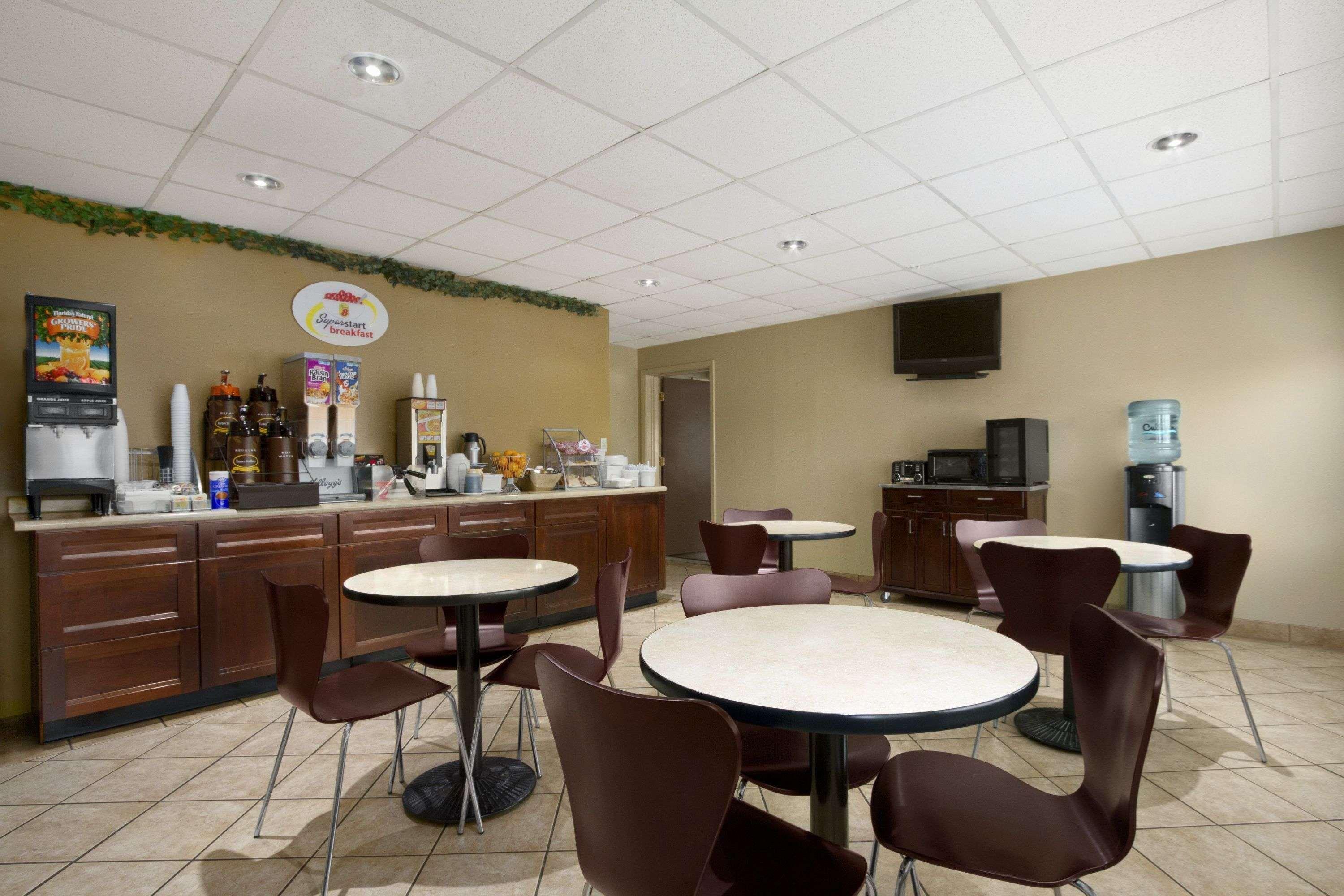 Super 8 By Wyndham-Tupelo Airport Motel Bagian luar foto