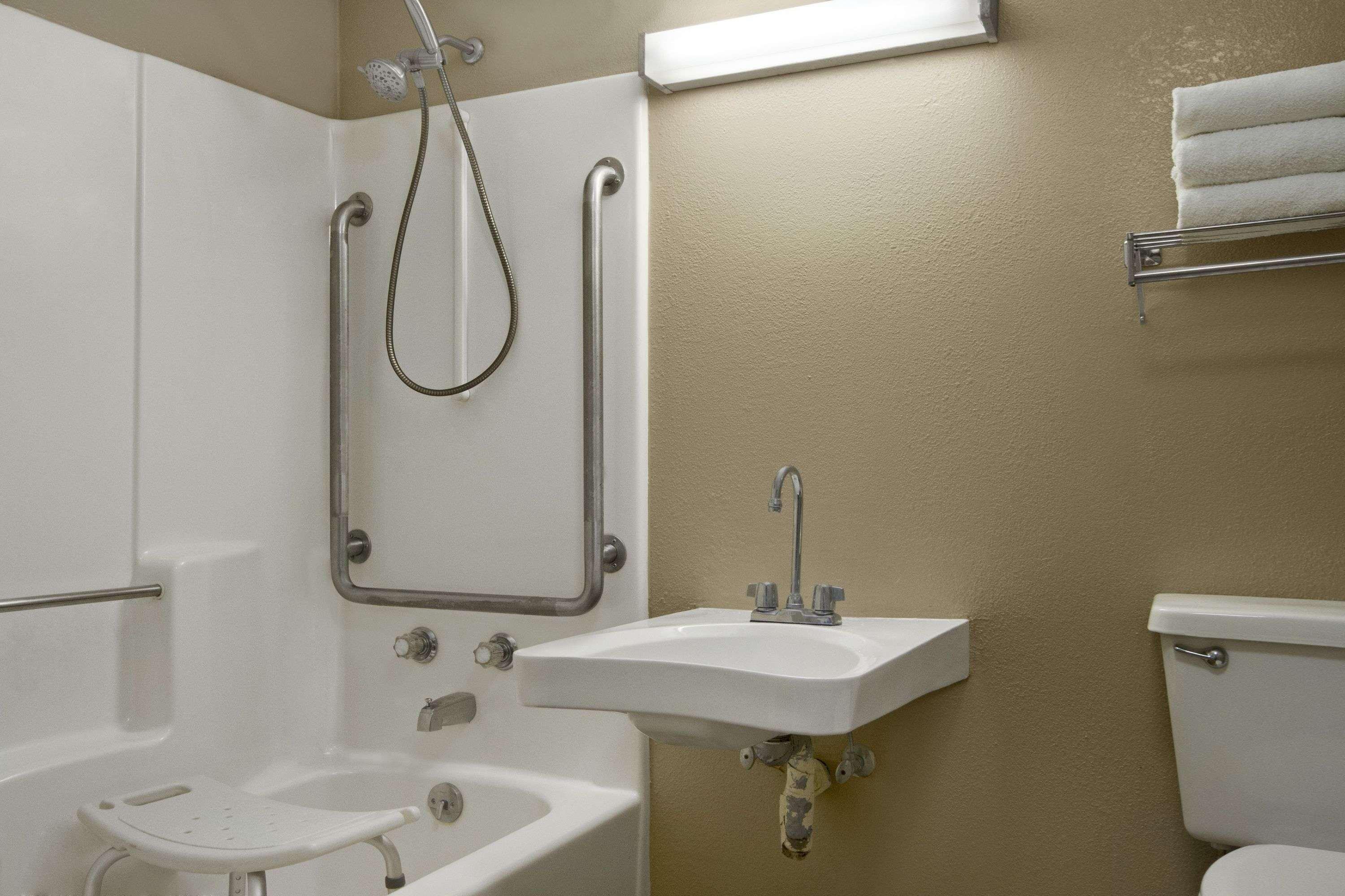 Super 8 By Wyndham-Tupelo Airport Motel Bagian luar foto