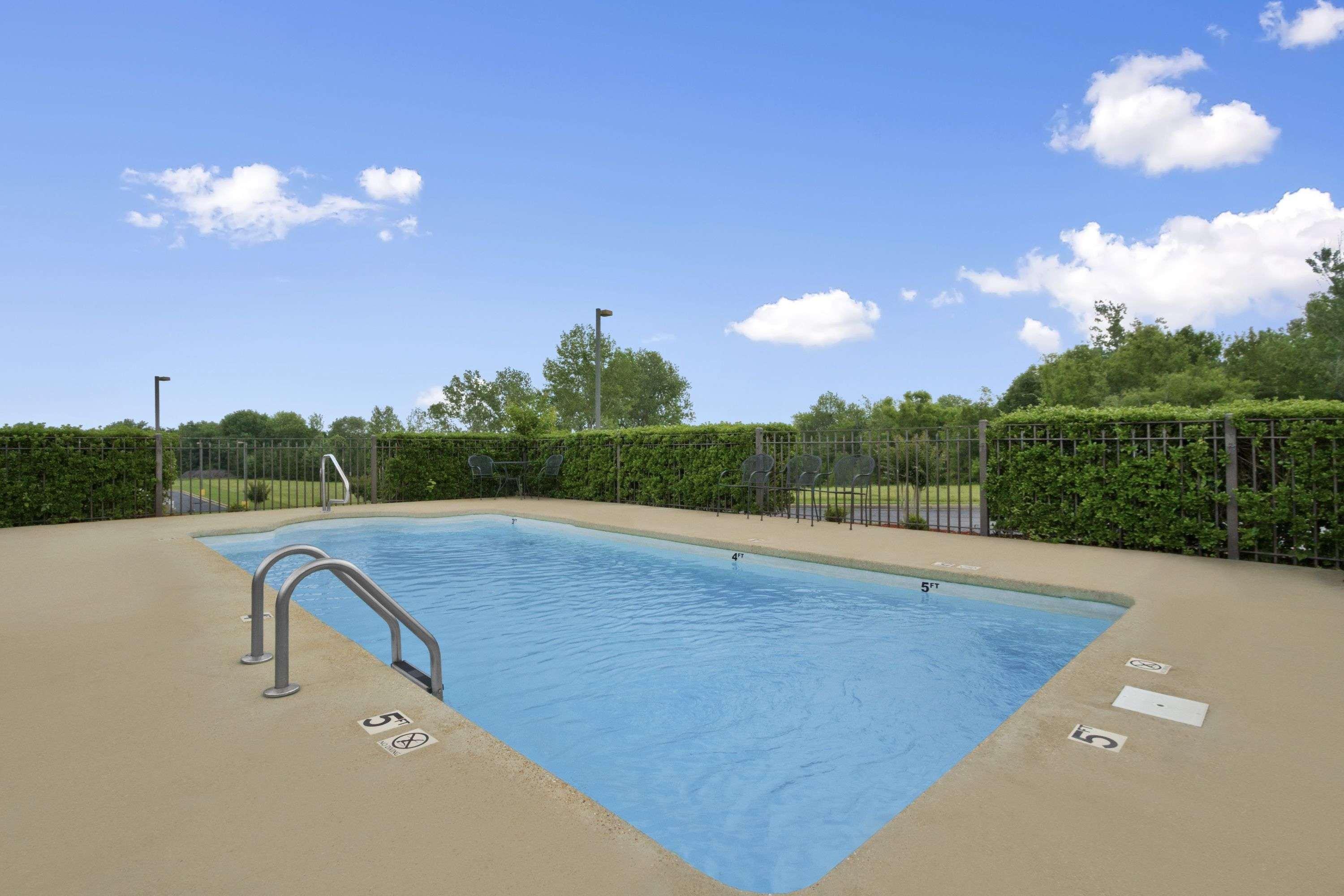 Super 8 By Wyndham-Tupelo Airport Motel Bagian luar foto