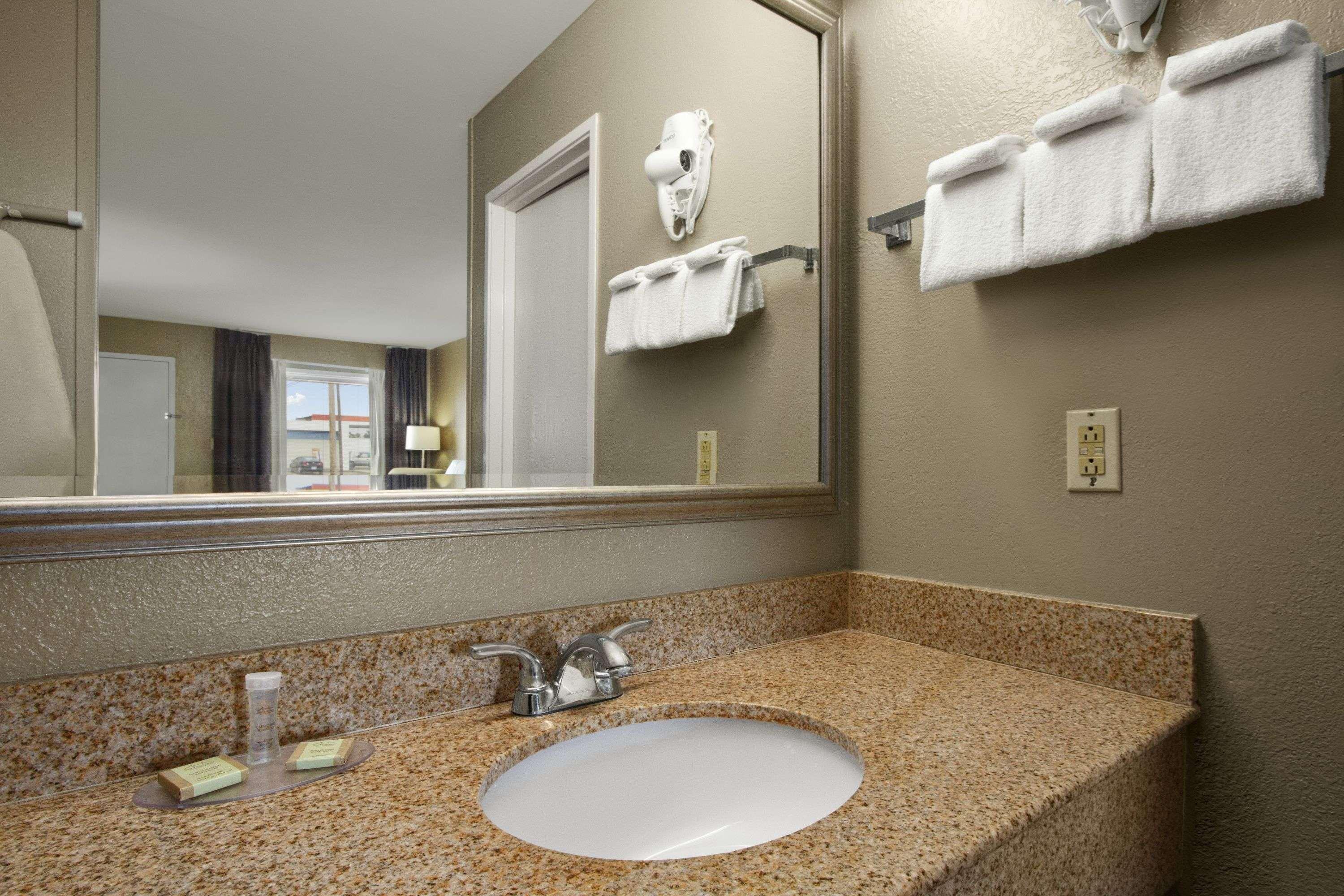 Super 8 By Wyndham-Tupelo Airport Motel Bagian luar foto