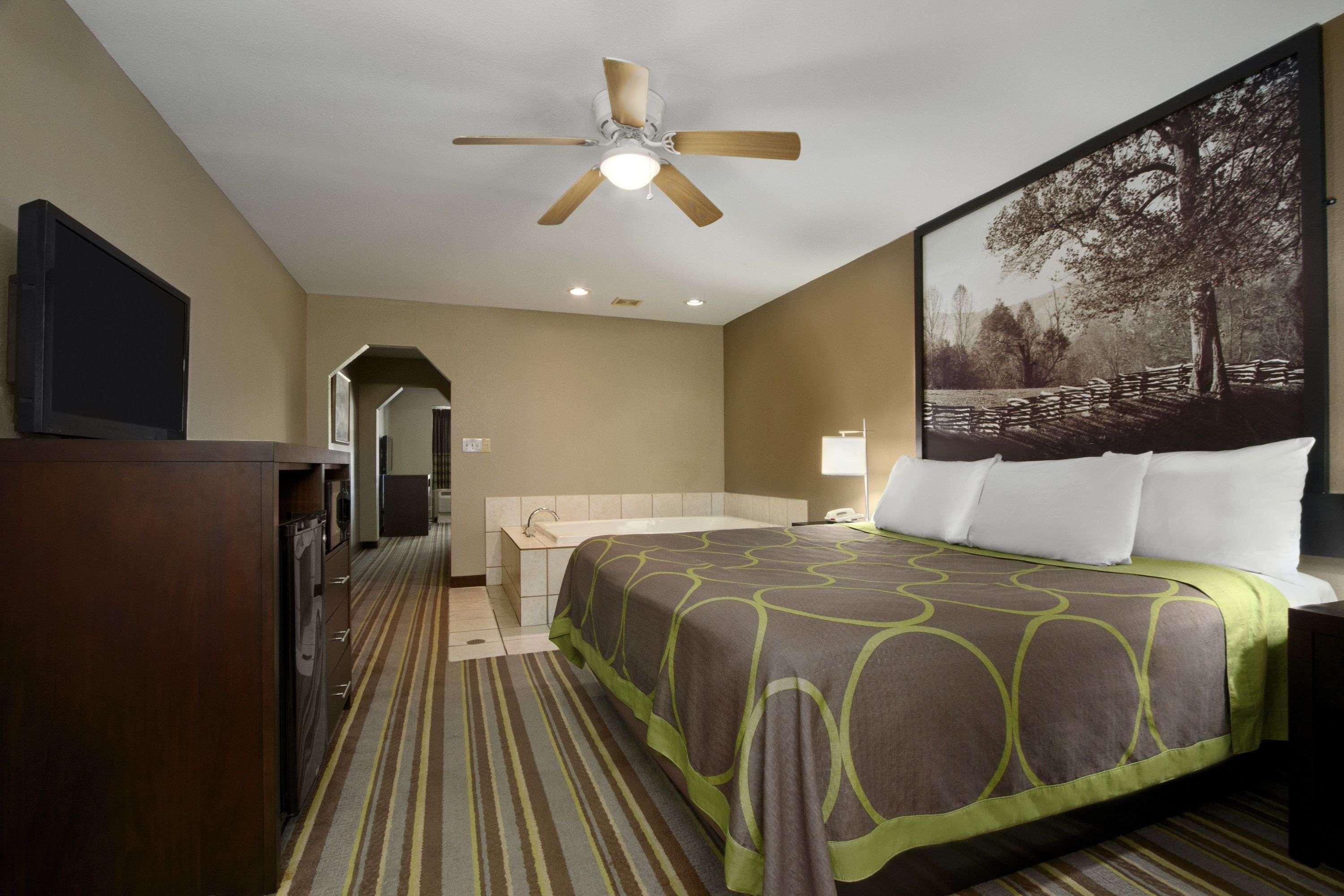 Super 8 By Wyndham-Tupelo Airport Motel Bagian luar foto