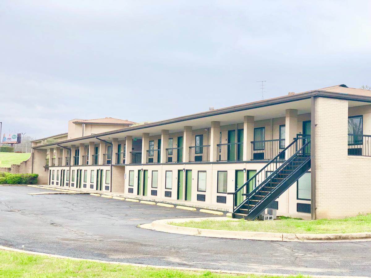 Super 8 By Wyndham-Tupelo Airport Motel Bagian luar foto