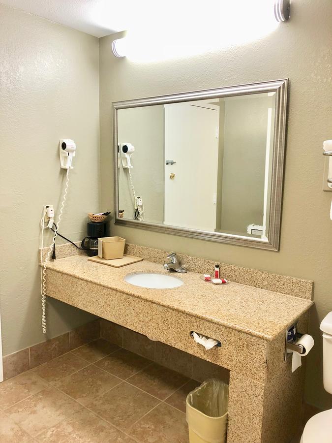 Super 8 By Wyndham-Tupelo Airport Motel Bagian luar foto