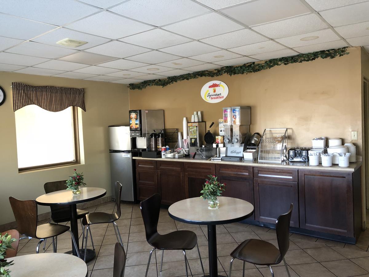 Super 8 By Wyndham-Tupelo Airport Motel Bagian luar foto