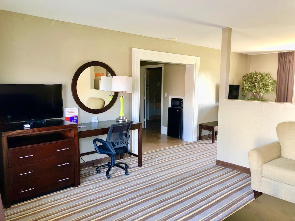 Super 8 By Wyndham-Tupelo Airport Motel Bagian luar foto