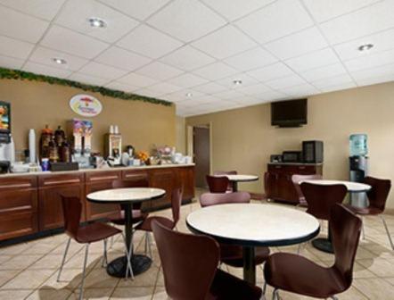 Super 8 By Wyndham-Tupelo Airport Motel Bagian luar foto
